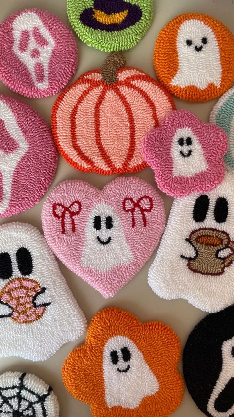 PureCollectionArt - Etsy Perú Cute Punch Needle Designs, Small Punch Needle Ideas, Punch Needle Designs Ideas, Punch Needle Inspiration, Fall Punch Needle, Punch Needle Templates, Groovy Rugs, Punch Needle Rugs, Halloween Punch Needle