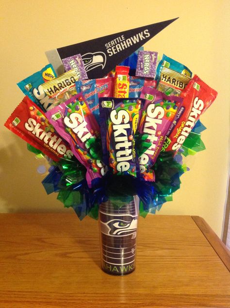 Skittles Bouquet!!! Skittles Bouquet, Candy Bouquet Ideas, Bingo Prize Ideas, Valentines Board, Jordan Birthday, Reunion Centerpieces, Bouquets Ideas, Candy Kabobs, Candy Ideas