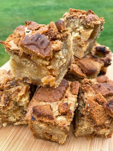 Biscoff Blondies, Vegan Blondies, Biscoff Recipes, Low Calorie Vegan, White Chocolate Blondies, Lotus Biscoff, Blondies Recipe, No Calorie Foods, Baking Tins