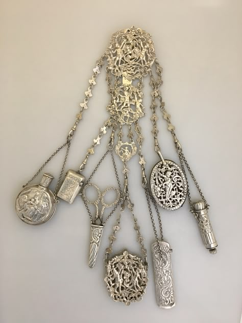 Diy Chatelaine, Chatelaine Diy How To Make, Victorian Chatelaine, Victorian Diy, Antique Grunge, Victorian Accessories, Silver Items, Retro Mode, Vintage Purses