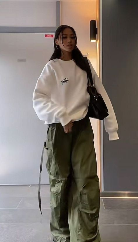 Parachute Pants Outfit, Pakaian Hipster, Looks Hip Hop, Cargo Outfit, Mode Zara, Green Cargo Pants, Tomboy Outfits, Tomboy Style Outfits, Looks Street Style