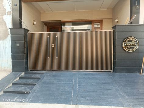 Ramp Design For Main Gate, Luxury Gate Design, Main Grill Gate Design, Simple Main Gate Design, Balcony Grills, Modern Iron Gate Designs, Ms Gate, Exterior Gate, Ss Gate