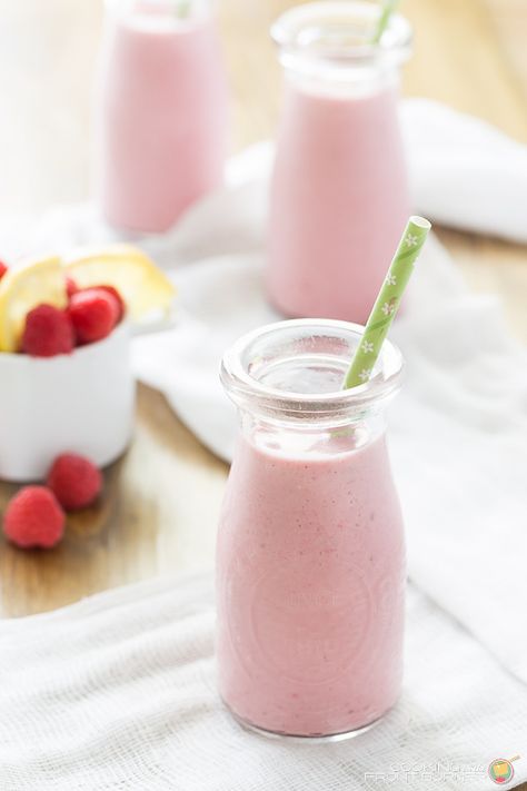 This raspberry and lemon yogurt smoothie recipe is refreshing and makes a great pick me up snack! Yummy Milkshakes, Cake Shake, Dehydrated Strawberries, Lemon Smoothie, Smoothie Recipes With Yogurt, Yogurt Smoothie, Smoothie Ideas, Lemon Bar, Yogurt Milk