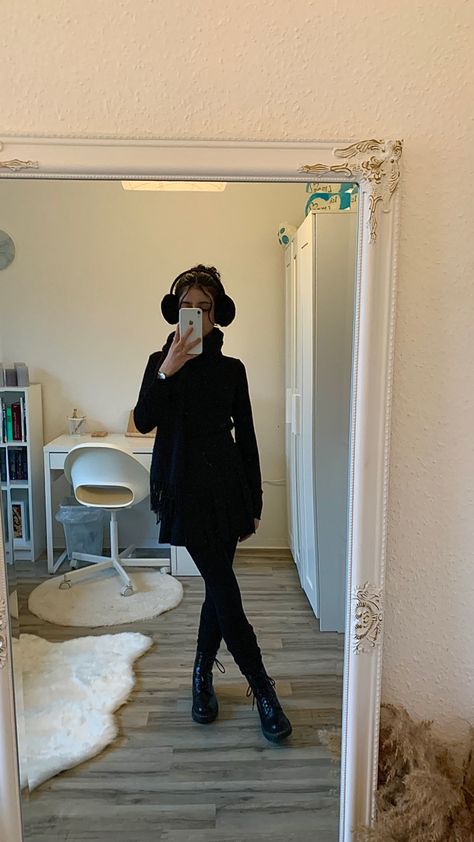 Cute Outfits With Earmuffs, Outfits With Black Arm Warmers, Black Ear Muffs Outfit, Black Earmuffs Outfit, Ear Muffs Outfit Y2k, Winter Aesthetic Earmuffs, Earmuffs Outfit, Y2k Earmuffs, Outfit Mirror Selfie