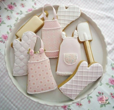 Kitchen or baking themed decorated cookies by Sweetopia - rolling pin, spatula, oven-mits, and vintage aprons in pink pastels. Sweet. Baking Theme, Baking Party, Pretty Cookies, Fancy Cookies, Creative Cookies, Beautiful Cookies, Cookie Inspiration, Iced Cookies, Biscuit Cookies