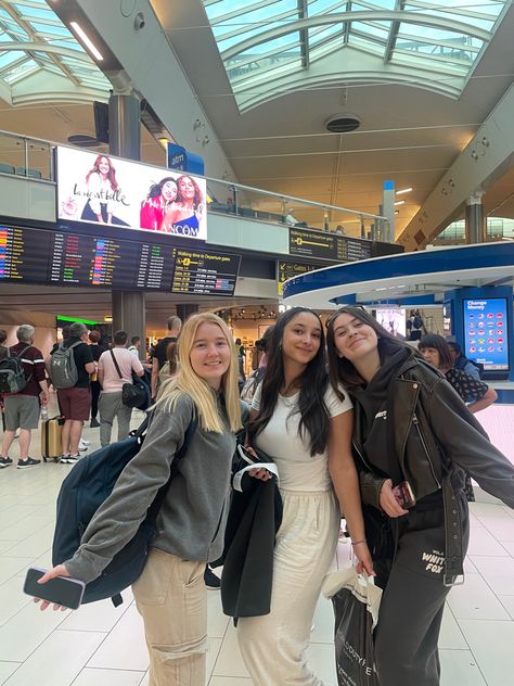 #airport #holiday #holidaypics #airportpics #airportoutfit #summer #besties #bestfriends Airport Photos With Friends, Frankfurt Airport, Airport Pictures, Airport Aesthetic, Bff Photoshoot Poses, Airport Photos, Family Holiday Photos, Bff Photoshoot, Dc Travel