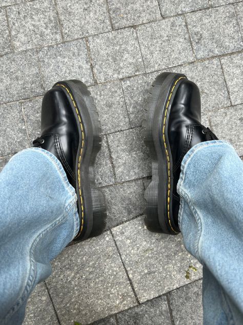 Low Rise Platform Docs, Dr Martens Low Platform, Doc Martin Aesthetic, Low Rise Doc Martens, Doc Martens With Jeans, Low Doc Martens Outfit, Low Doc Martens, Inhaler Concert, Grunge Inspiration