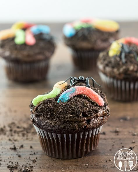 dirt-cupcakes2 Muffin Halloween, Dirt Cupcakes, Halloween Cupcakes Decoration, Cupcake Recipes For Kids, Menu Halloween, Spooky Halloween Desserts, Halloween Food Cupcakes, Postres Halloween, Dessert Halloween