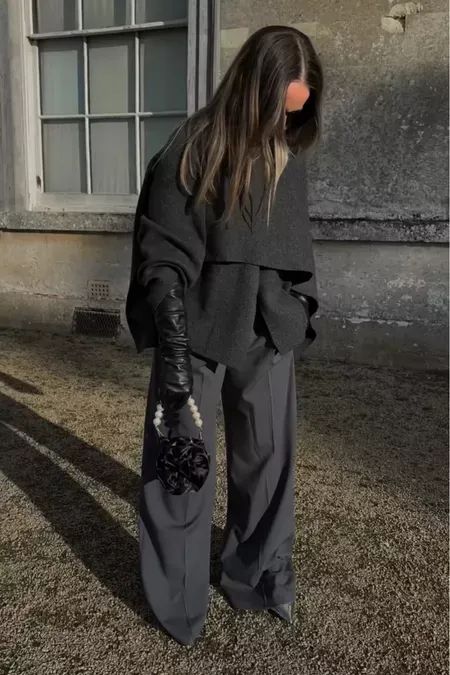 Black Leather Gloves Outfit, Long Leather Gloves Outfit, Winter Layering Outfits Street Style, Long Gloves Outfit, Dark Grey Outfit, Long Black Coat Outfit, All Grey Outfit, Petite Outfit Ideas, Leather Gloves Outfit