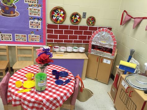 This is my pizzeria dramatic play. The children made pizzas depending on the toppings they wanted (all the toppings were made out of felt) then they would put it in the oven with a pizza peel. They would count up to 20 ring a bell and the pizza was ready Pizza Parlour Role Play, Pizza Parlour Dramatic Play, Pizzeria Dramatic Play Preschool, Pizzaria Dramatic Play, Pizzeria Dramatic Play, Pizza Parlor Dramatic Play, Pizza Role Play, Pizza Dramatic Play, Pizza Shop Dramatic Play