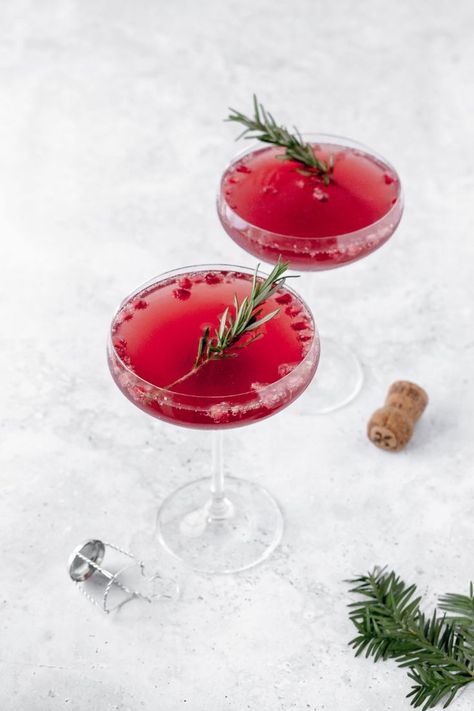 festive pomegranate mimosa with rosemary garnish on grey marble background. Rose Wine Cocktail, Pomegranate Mimosa, American Apple Pie, Pretty Alcoholic Drinks, Mimosa Recipe, Holiday Punch, Citrus Salad, Molten Chocolate, Wine Desserts