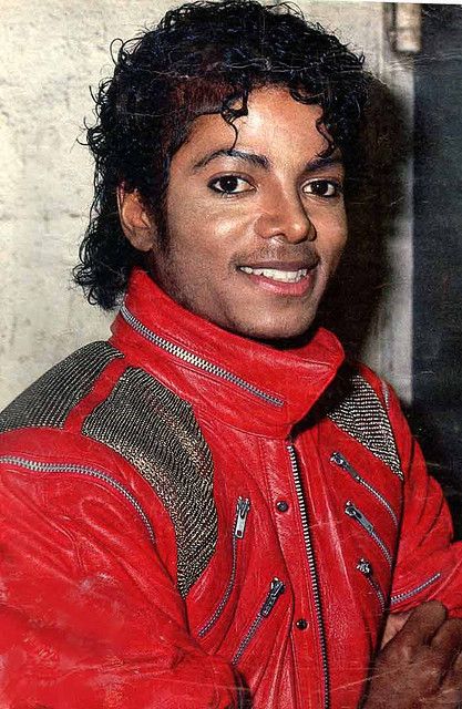 Thriller era: MJ Beat It Attire: Red leather jacket with silver buckles and zippers Michael Jackson Thriller, Joseph Jackson, Michael Jackson Pics, King Of Pop, Paris Jackson, Jackson Family, Jackson 5, Beat It, Rock N’roll