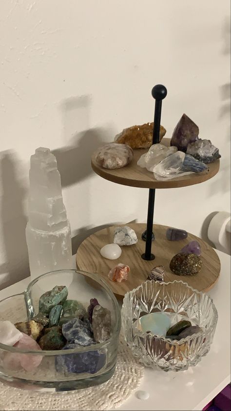 Bowls For Crystals, Dish For Crystals, Aesthetic Crystal Collection, Crystals Storage Ideas, Rock And Crystal Display Ideas, Home Crystal Display, Crystal Set Up, How To Display Crystals, Crystal Display Ideas Bedroom