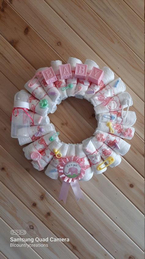 Baby Shower Wreath Girl, New Born Baby Girl Welcome Home Ideas, Diaper Wreath Diy, Diaper Wreath Tutorial, Door Hanger Hospital, Baby Wreaths, Home Door Hanger, Baby Ellie