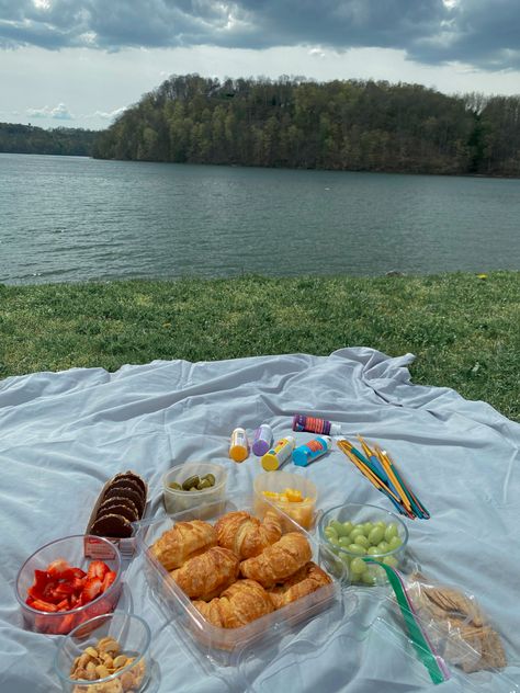 Morning Picnic Breakfast, Trunk Picnic, Morning Picnic, Sunrise Picnic, Sunrise Breakfast, Picnic Date Food, 18th Party, Senior Sunrise, Picnic Inspiration