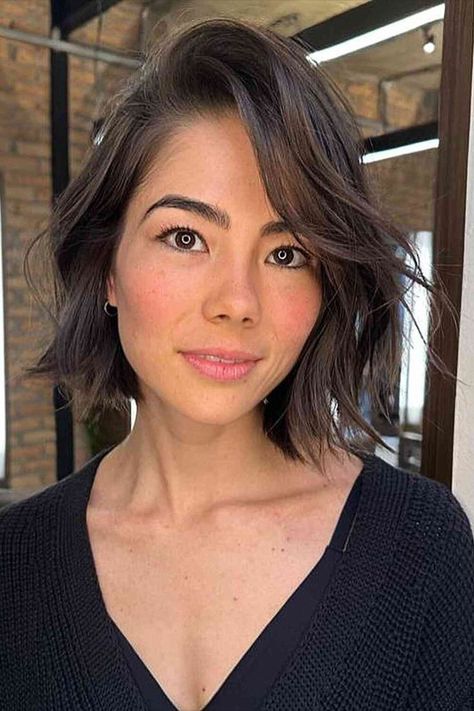 Tousled Neck-Length Bob with a Side Part for Fine Hair Bob With Side Parting, Italian Bob Side Part, Deep Part Bob, Layered Bob For Thick Hair, Choppy Layered Bob, Bob For Thick Hair, Neck Length Hair Cuts, Long Shaggy Bob, Sleek Haircuts