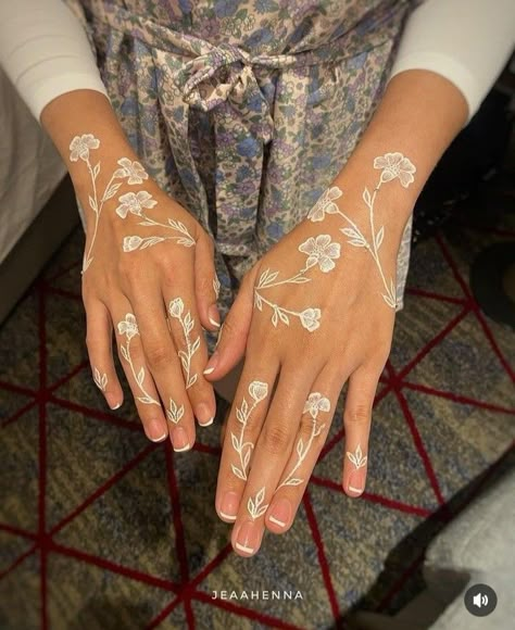 Henna Simple Putih, White Mehndi Designs, White Henna Designs Simple, White Henna Simple, Wedding Henna Designs Brides Simple, White Henna Wedding Simple, Henna Wedding Simple, White Wedding Henna, Minimalist Geometric Tattoo