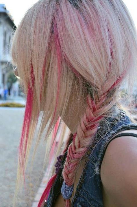 Idea for the hair-chalk, coloring hair spray or mascara use! Pink Peach Hair, Baby Pink Hair, Pink And Black Hair, Hair Color Spray, Hair Chalk, Blonde With Pink, Hair Color Pink, Cool Hair Color, Bad Hair