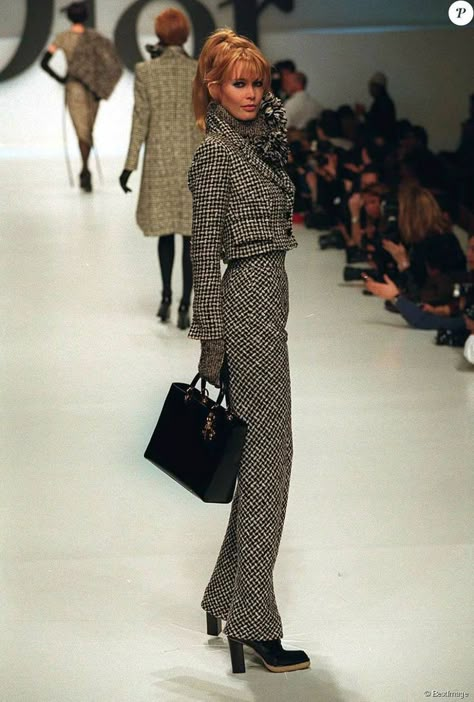 Casual Dior Outfit, Dior Runway Outfits, Vintage Dior Runway, Dior 90s Runway, Dior Runway 90s, Pret A Porter Fashion, Gianfranco Ferre Dior, Dior 90s, Christian Dior Runway