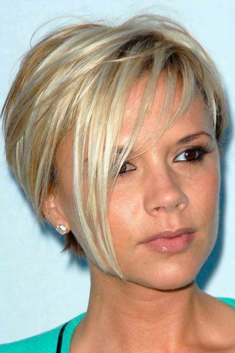 Did you know that a bixie haircut, which is the golden mean between short and long haircuts, can look feminine while being edgy? If not, you came to the right place. In the following guide, you will find everything you should know about the look. #hair #hairstyles #haircuts #bixie #bixiecut #bixiehairstyle #bixietrend #whatisabixie #victoriabeckham Beckham Short Hair, Victoria Beckham Short Hair, Blonde Angled Bob, Assymetrical Hair, Beckham Haircut, Hair Shag, Spiky Haircut, Victoria Beckham Hair, Hairstyles 90s