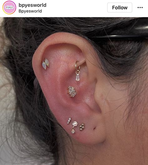 Rock Piercing, Constellation Piercings, Cool Ear Piercings, Pretty Ear Piercings, Cool Piercings, Beaded Jewelry Necklaces, Cute Piercings, Lobe Piercing, Hot Jewelry