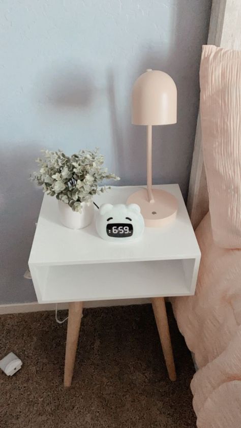 Bed Stand Aesthetic, Room Decor Night Stand, Aesthetic Night Stand Ideas, Bedside Stand Ideas, Cute Tables For Bedrooms, Cute Night Stand Ideas, Night Stand Ideas For Small Bedroom, Aesthetic Side Table Bedroom, Simple Bed Side Table Ideas