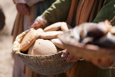 2 Fish And 5 Loaves, Feeding The 5000, Feeding Of The 5000, Feed My Sheep, Life Of Jesus Christ, Bible Video, Finding Jesus, Leftovers Recipes, Jesus Lives