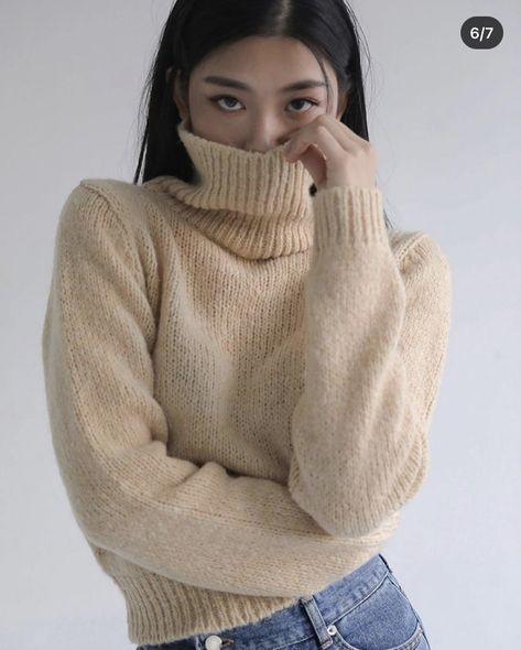 Winter Tops For Women, Group Picture Poses, Top Street Style, Turtle Neck Sweater, Photography Poses Women, Winter Tops, Turtle Neck Top, Edgy Outfits, Model Poses