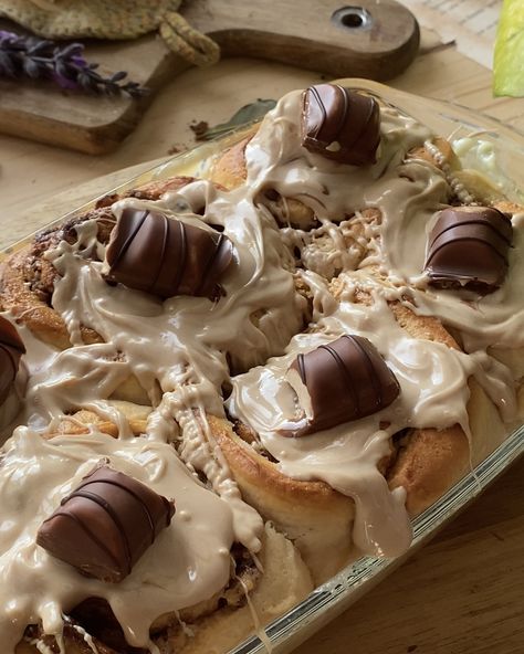 kinder bueno rolls recipe Bakery Dessert Recipes, Kinder Bueno Recipes, Bueno Recipes, Chocolate Candies, Sweet Snacks Recipes, Fun Baking Recipes, Rolls Recipe, Cafe Food, Easy Baking