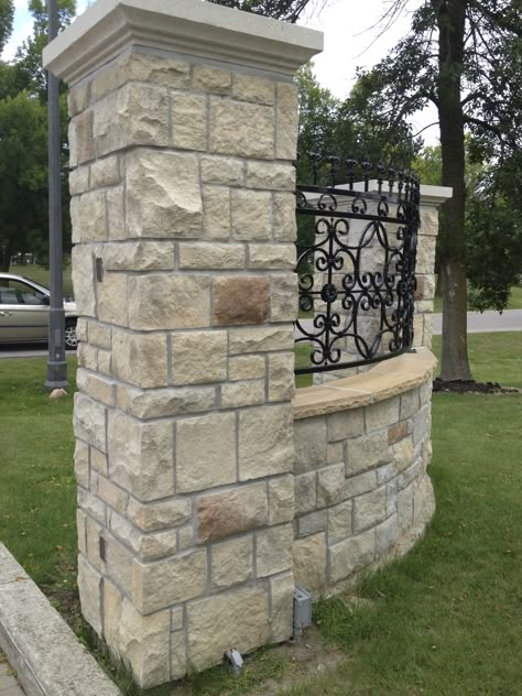 Stone Selex - Castle Cut Manufactured Stone Veneer Pillar Design Exterior Entrance, Stone Entrance, Faux Stone Veneer, Stone Walls Garden, Stone Panel, Stone Fence, Manufactured Stone Veneer, Stone Wall Design, Renovation Architecture