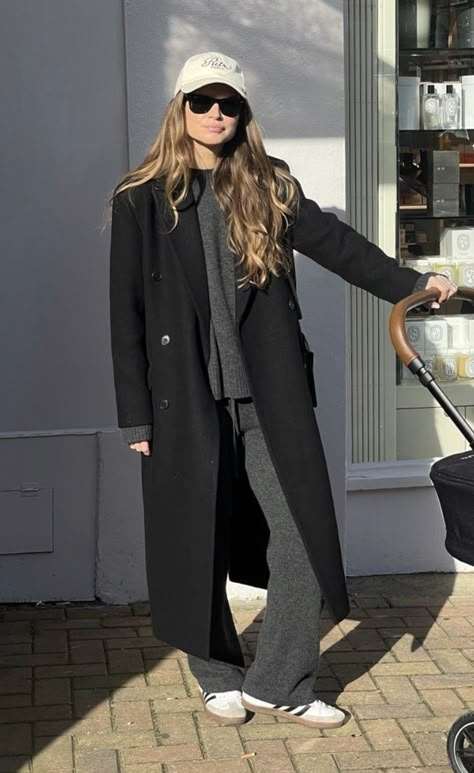 40s Mode, Adidas Samba Outfit, Samba Outfit, Moda Paris, Winter Inspo, Winter 23, Outfit Trends, Coat Outfits, Winter Mode