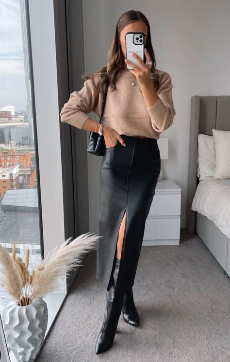 Leather Skirt Boots Outfit, 30s Outfits For Women, Long Black Leather Skirt Outfit, Leather Skirt Winter Outfit, Long Leather Skirt Outfit, Leather Skirt Outfit Winter, Black Leather Skirt Outfit, Long Leather Skirt, Thanksgiving Outfit Ideas