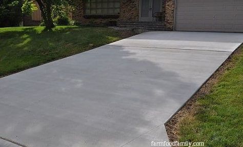 21 Simple & Cheap Concrete Driveway Ideas and Designs For 2021 Painted Driveway, Concrete Driveway Ideas, Driveway Ideas Cheap, Cement Driveway, Concrete Edging, Modern Driveway, Diy Driveway, Pavement Design, Driveway Ideas