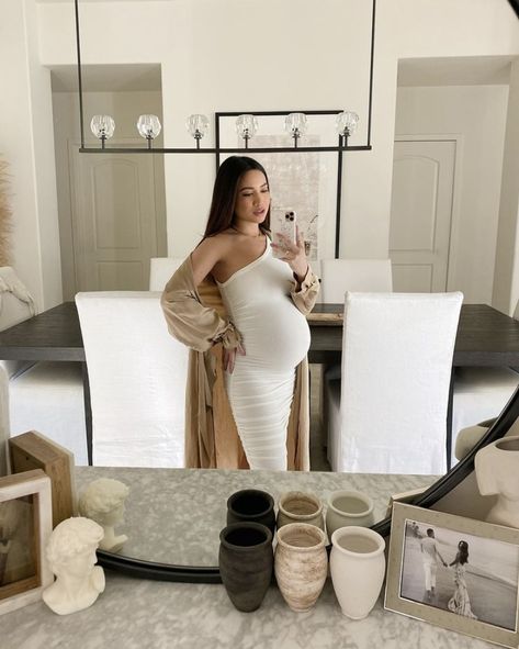 Jessi Malay, Prego Outfits, Trendy Maternity Outfits, Cute Maternity, Maternity Photoshoot Outfits, Couple Pregnancy Photoshoot, Preggo Fashion, Maternity Photoshoot Poses, Maternity Chic