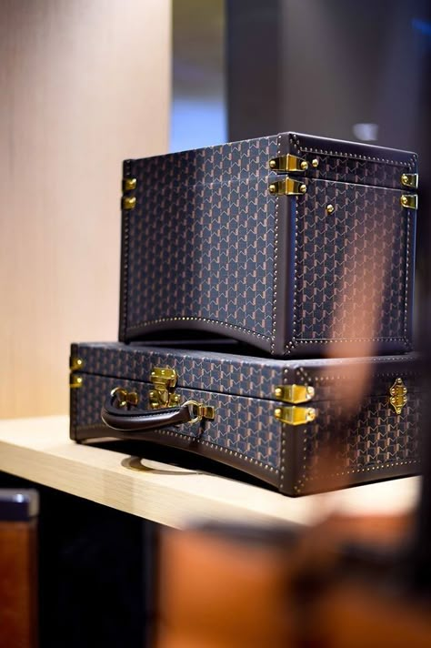 Carlton Cannes, Luxury Luggage, Stylish Luggage, Stylish School Bags, Rugged Leather, Goyard Bag, Leather Workshop, Vintage Luggage, Tianjin