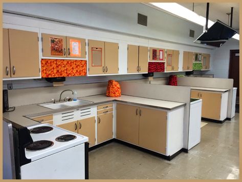 Home Economics Classroom, Facs Classroom, Kitchen Science, Science Classroom Decorations, Culinary Classes, Kitchen Set Up, Studying Food, Wake Ideas, Family And Consumer Science