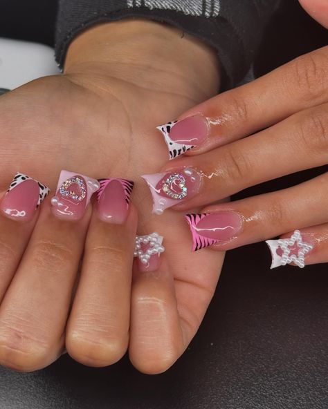 𝐒𝐢𝐦𝐩𝐥𝐞 𝐝𝐮𝐜𝐤 𝐬𝐞𝐭 + 𝐓𝐨𝐞𝐬 ♡︎🦓🩰 ~ ~ ~ ~ #explore #explorepage #nails #nailinspo #frenchtipnails #pinknails #whitenails #ducknails #acrylictoes Duck Nails Aesthetic, Duck Nail Inspo Y2k, Short Duck Nails Simple, Duck Nails Medium, Short Duck Nails Design Ideas, Subtle Duck Nails, Cute Short Duck Nails, Baddie Duck Nails, Short Duck Nails French Tip