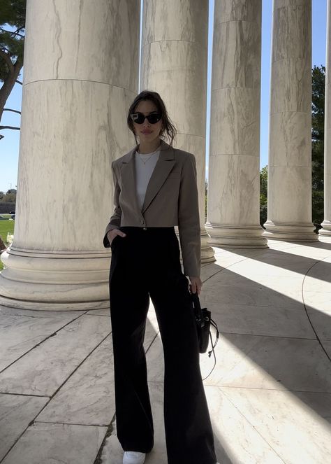 Outfit inspo Business Casual Outfits Cropped Blazer, Style Crop Blazer, Crop Blazer With Dress, Suits For Women With Sneakers, Black Pants And Blazer Outfit, Cropped Blazer Outfit Work, Wide Leg Pants And Blazer Outfit, Styling Cropped Blazer, Cropped Suit Outfit