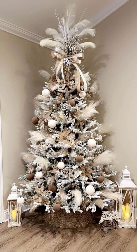 Modern Christmas Tree Beige, Trending Xmas Trees 2024, Minimal Neutral Christmas Tree, White Western Christmas Tree, Brown And Rose Gold Christmas Tree, Feather Xmas Tree, Feathered Christmas Tree, Pampas Grass On Christmas Tree, White Feather Christmas Tree