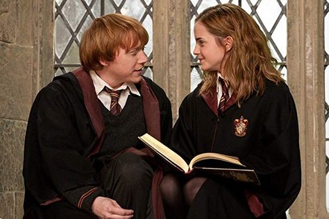 Harry Potter and the Half-Blood Prince (2009) Hermione, A Book, Harry Potter, Reading