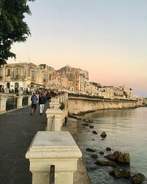 🌅 Ortigia, cuore pulsante di Siracusa, dove il passato incontra la bellezza eterna del Mediterraneo. 🏛️🌊 Un luogo dove ogni angolo racconta una storia e il mare accarezza dolcemente la costa. 📸 Tiziana Scriminaci Di Maio #Ortigia #Siracusa #Sicilia #BellezzaItaliana #StoriaeMare #ViaggioInSicilia #TramontoSiciliano #SiciliaMia #ScorciDiSicilia