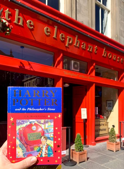 The Elephant House in Edinburgh, where J.K Rowling began to write Harry Potter, book, childhood, magic, magical, always. Elephant House Edinburgh, Elephant House, Harry Potter Book, J K Rowling, Hogwarts Express, Edinburgh, Hogwarts, About Uk, Harry Potter