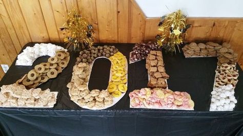 Graduation party cookie table. My daughter doesn't like cake or cupcakes, so we came up with this instead! Cut numbers out of foam core, then covered with foil. Everyone loved this idea! Dessert Table Graduation, Graduation Party Desserts, College Grad Party, Graduation Desserts, Senior Graduation Party, Graduation Party High, Graduation Party Foods, Graduation Open Houses, Graduation Party Diy