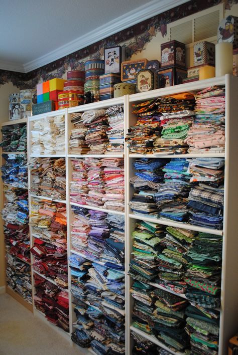 Wall of fabric.  Fabric storage using bookcases. Sewing Studios, Small Sewing Rooms, Fabric Organization, Craft Room Tables, Craft Studios, Sewing Room Inspiration, Sewing Room Storage, Sewing Shop, Painting Room