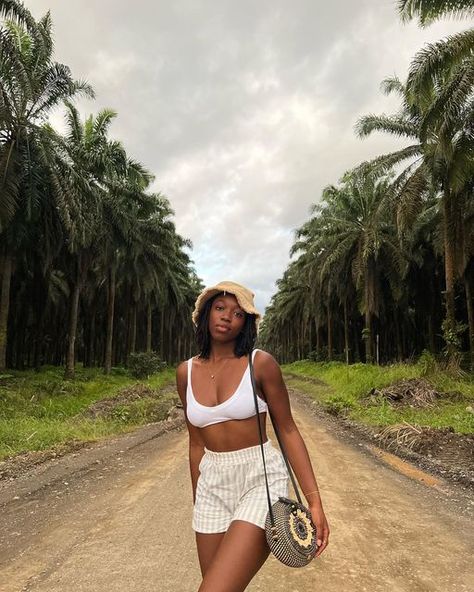 Nylah | Travel + Fashion on Instagram: "🌴 I’ve been to Costa Rica 4x now. Each time I’ve passed these palm tree farms. Miles and miles of palm trees. It was always incredible to me but I never stopped. I always wanted to but felt like I couldn’t at the time. My most recent trip I happened to go down this same road I’ve been passing for years and I finally stopped to take some pics and I’m so happy I did!! Shout out to my travel gals too 🇨🇷 #nylahstravels #navigatingwithny" Costa Rica Trip Outfits, Costa Rica Style, Outfits For Costa Rica Vacation, Costa Rica Photoshoot, Costa Rica Aesthetic Pictures, Costa Rica Girls Trip, Costa Rica Outfits, Travel Aesthetic Costa Rica, Costa Rica Outfit