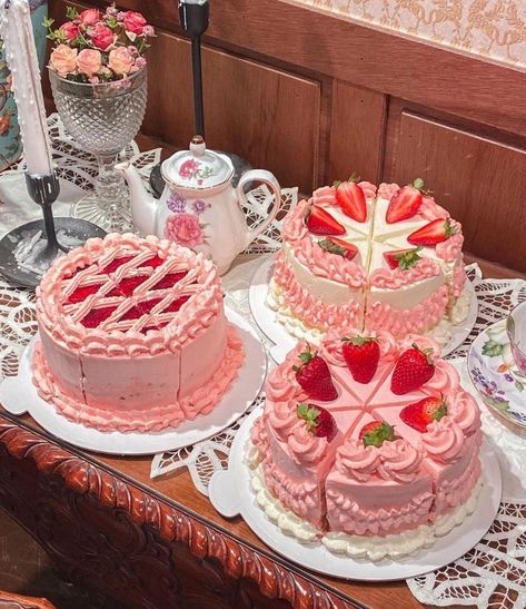 Cake Cute Baking, Pretty Dessert, Strawberry Cakes, Think Food, Pretty Birthday Cakes, Cute Birthday Cakes, Just Cakes, Cake Inspo, Cute Desserts