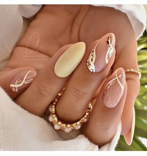 Pale Yellow Nails, Gold Summer Nails, French Manicure Acrylic Nails, Short Nail Ideas, Occasion Nails, Nails With Gold, Yellow Nails Design, Summer Nail Designs, Pedicure Manicure