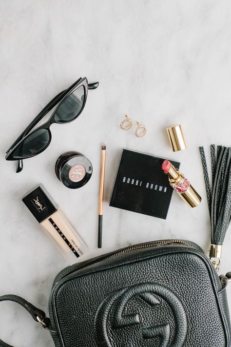 Essential beauty products to carry in your purse. Makeup and beauty flatlay ideas Makeup Bag Flatlay, Makeup Flatlay Photography, Product Flatlay Ideas, Makeup Bag Photography, Purses Photography, Korean Beauty Products Makeup, Purse Flatlay, Aesthetic Flatlay Ideas, Flatlay Ideas Creative