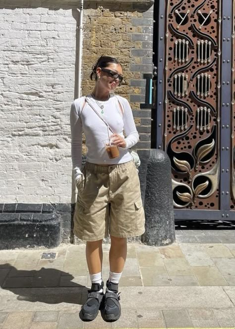 Cargo Shorts Outfits Women, Cargo Shorts Outfit, Look Zara, Business Promo, Quoi Porter, Shorts Outfits Women, Streetwear Mode, Look Short, Looks Street Style