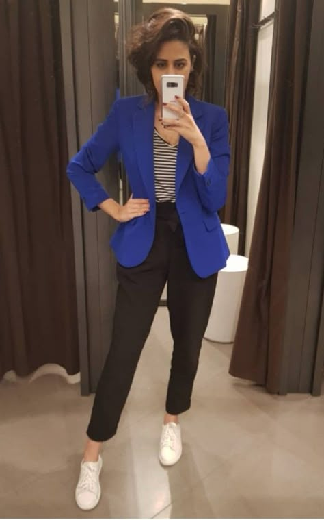 Blue Blazer Outfits For Women, Leather Pants Outfit Night, Blue Blazer Outfit, Urban Chic Outfits, Blue Blazer Women, Blazer Outfits Casual, Casual Work Outfits Women, Jacket Outfit Women, Blazer Outfits For Women